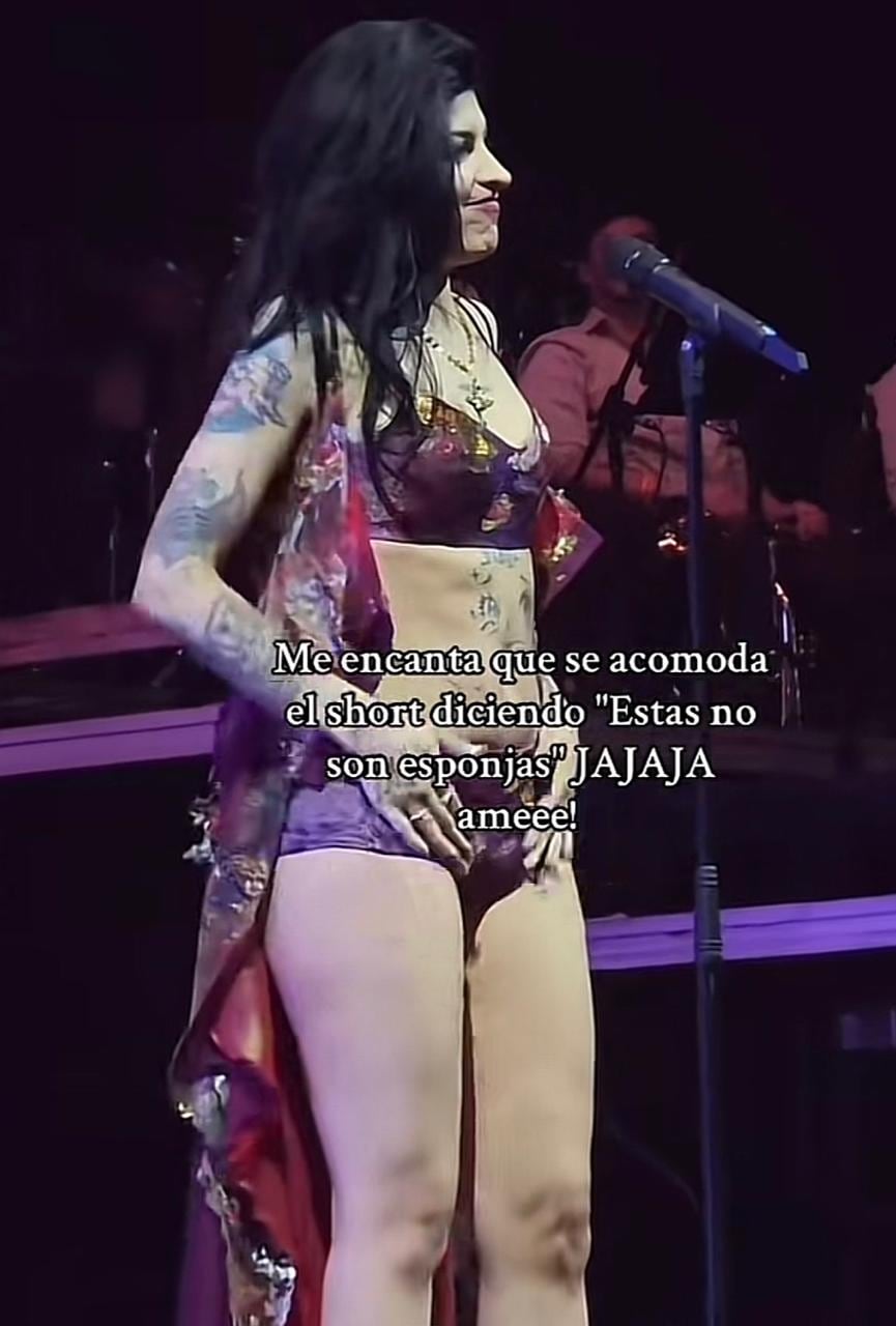 Este fue el gesto de Cazzu en pleno concierto.