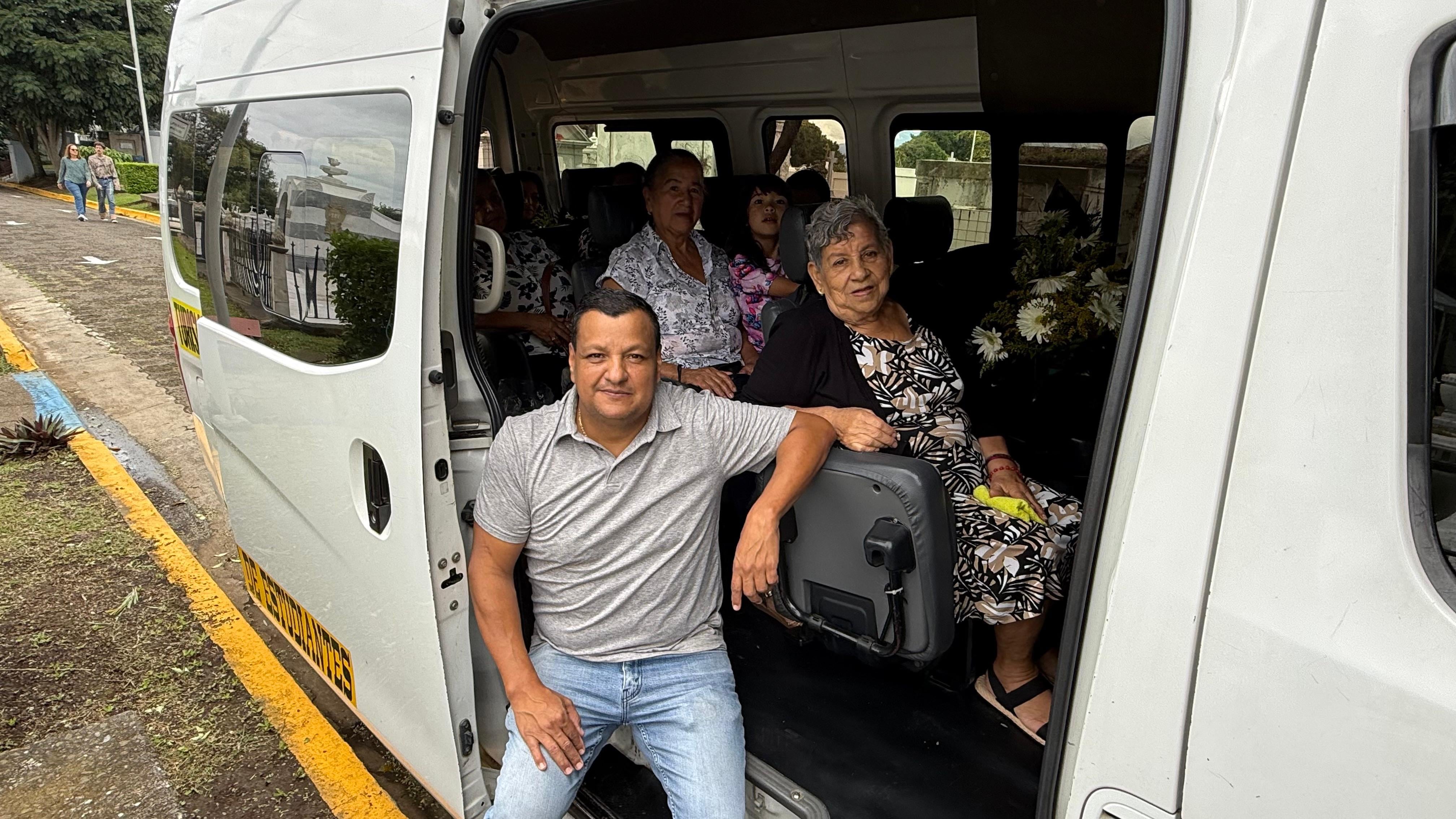 El sábado 15 de agosto del 2026, Día de las Madres, realizamos un recorrido por tres cementerios en San José: el Obreros, el General y el Municipal de Desamparados. En la foto, la familia Chacón Ramírez montados en la buseta que alquilaron.
