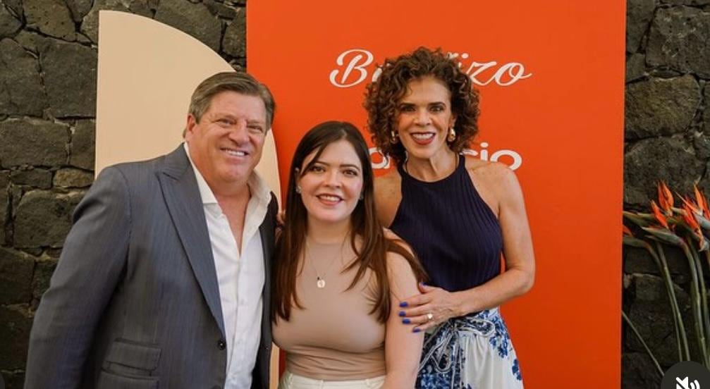 Mishelle Herrera, aquí con sus papás Miguel Herrera y Claudia Álvarez.