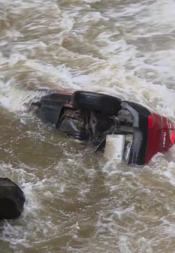 Buscan a persona que estaría dentro de carro que cayó a catarata de La Paz.