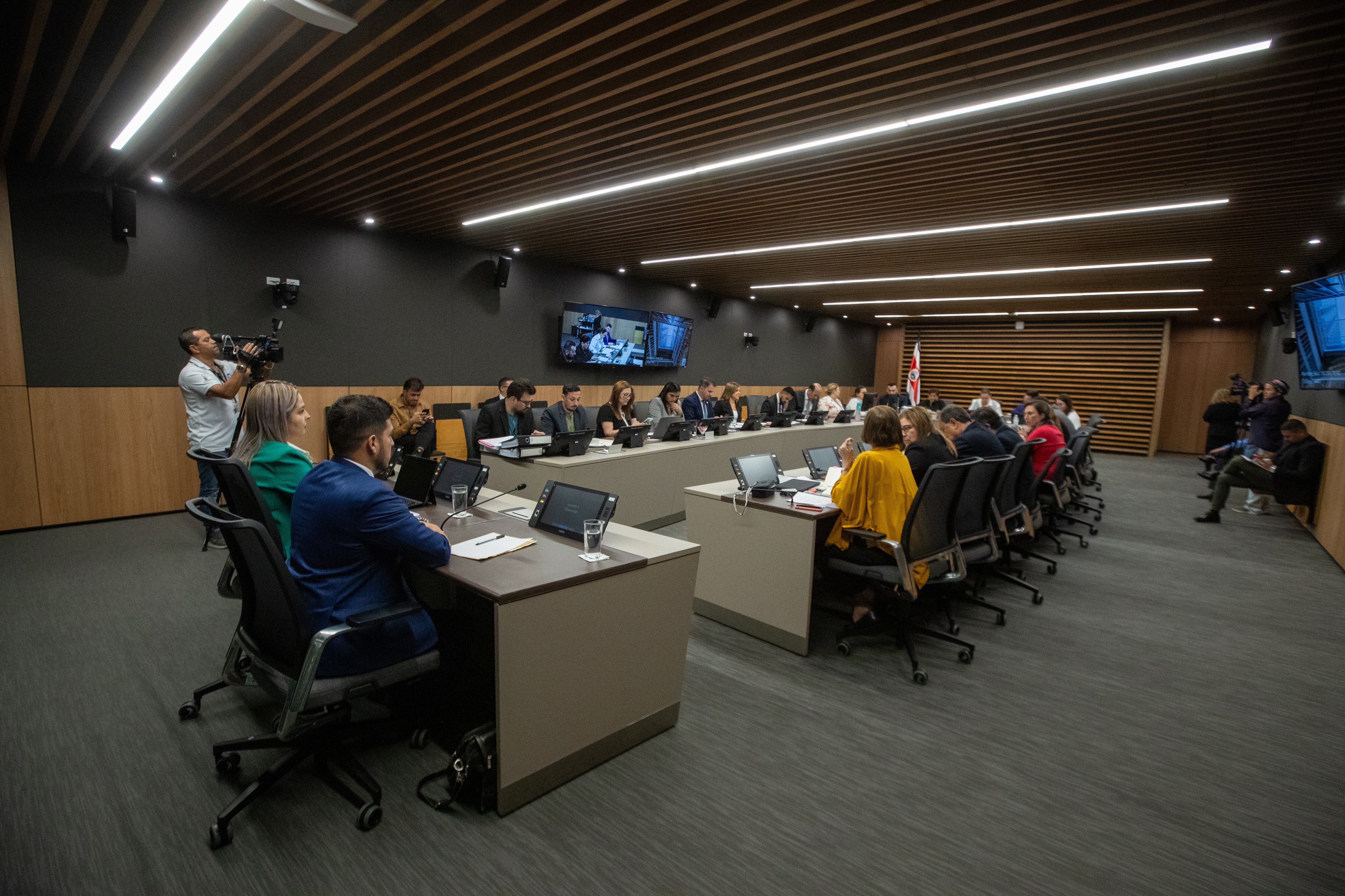 13/11/2023, San Jose, Asamblea Legislativa, comparecencia de Jacqueline González funcionaria del ICE en la comisión de investigación de contratos del SINART.