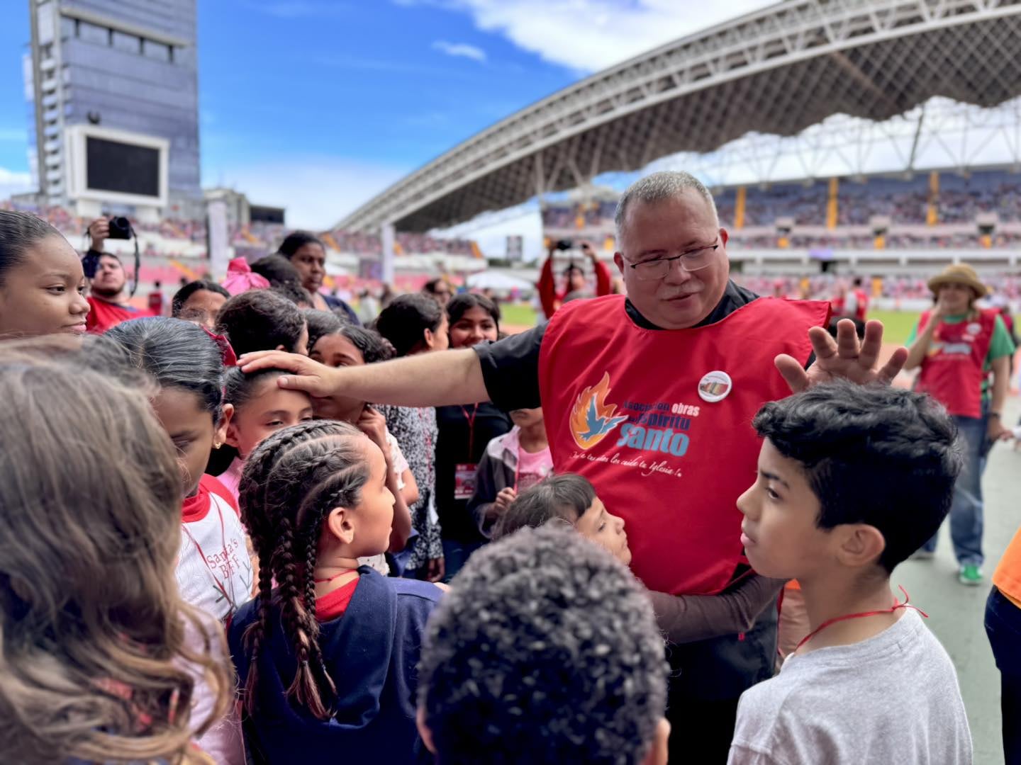 Desde las 8 de la mañana y hasta pasaditas las 3 de la tarde el Estadio Nacional en La Sabana recibió a 35 mil pequeñitos de diferentes partes del país en la 24 Fiesta Nacional de Navidad ¡Jesús: a tus niños los cuida tu iglesia” 2024