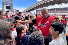El único regalo que recibirán: El conmovedor gesto del padre Sergio con miles de niños en el Estadio Nacional