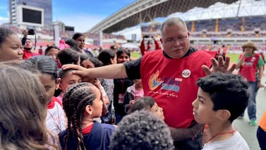 El único regalo que recibirán: El conmovedor gesto del padre Sergio con miles de niños en el Estadio Nacional