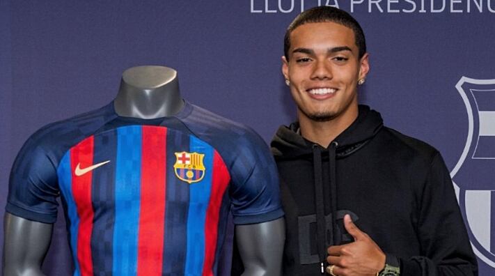 Joao Mendez, hijo de Ronaldinho que firmó con las ligas menores del Barcelona. Twitter.