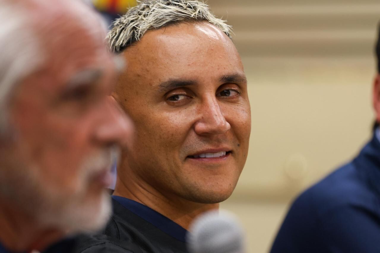 Keylor Navas observó a Miguel Mejía Barón cuando contó la anécdota sobre Bora.