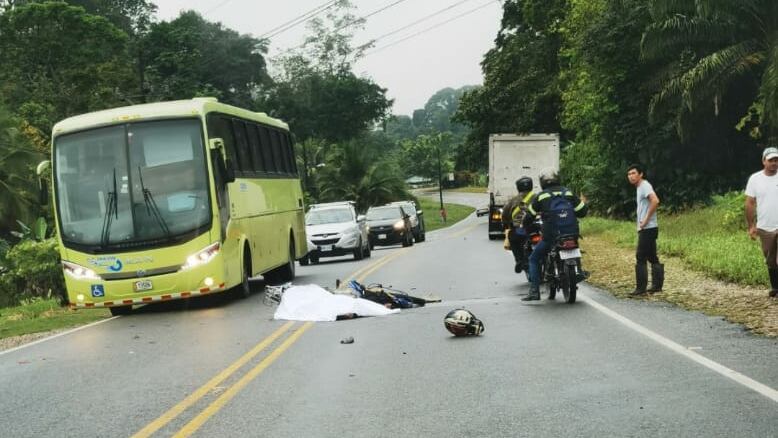 En el kilómetro 35 de Guaycará, de Golfito murió un motociclista en un choque contra un tráiler, la mañana del martes 22 de agosto del 2023. Foto: Cortesía para LT