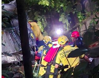 Tras más de una hora de labores, los cuerpos de rescate lograron liberar a los dos hombres que estaban prensados dentro del vehículo pesado.