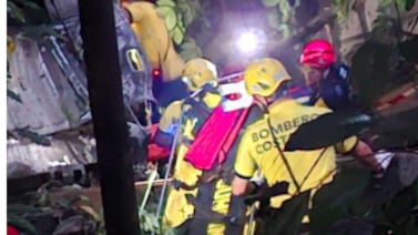 Bomberos salvan dos vidas luego de difícil rescate al caer camión a guindo de 30 metros