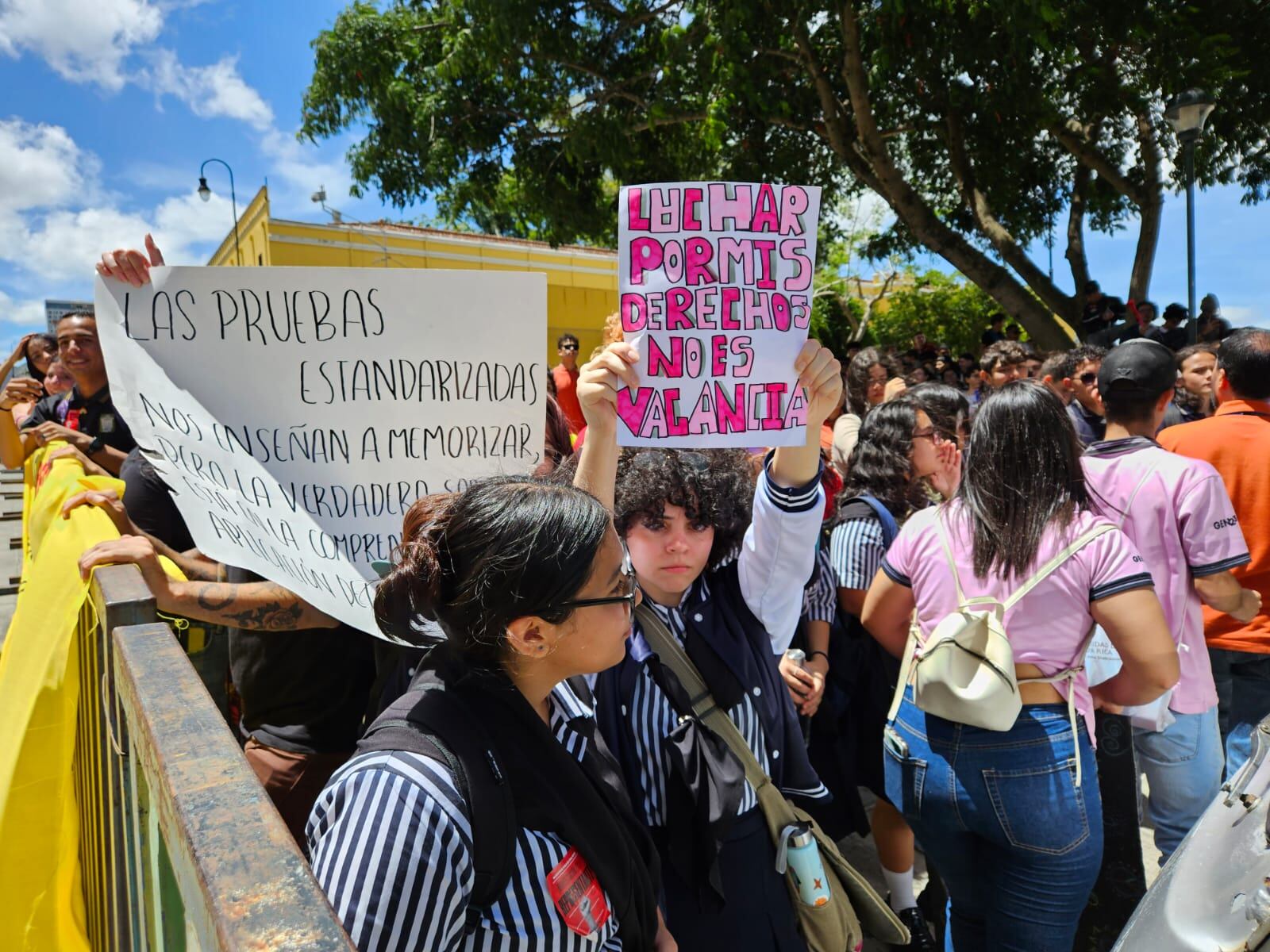 Estudiantes de colegios académicos, técnicos, diurnos y nocturnos de diferentes partes del país se manifestaron este 27 de julio en las calles con una marcha desde la fuente de la Hispanidad en San Pedro hasta el edificio de la Asamblea Legislativa