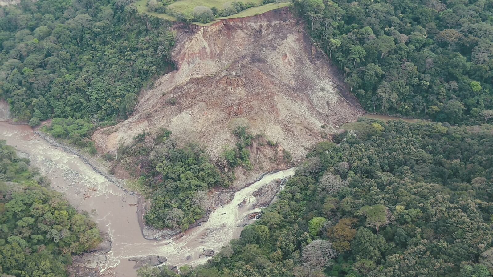 Pese a la gran cantidad de material, el deslizamiento no causó un represamiento en el río Virilla. Foto CNE.