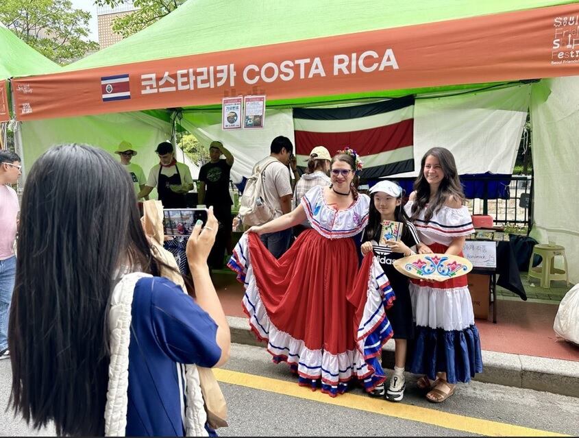 El sabor del Gallo Pinto y la música tradicional costarricense deleitaron este fin de semana a miles de coreanos en Seúl. La comunidad de ticos participó junto a la Embajada de Costa Rica en Corea del Sur, en el “Festival de la Amistad”