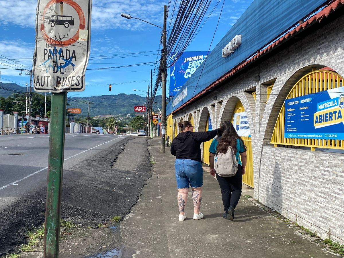 Doña Ximena, quien acompañó a su hija hasta el portón del centro educativo, está de acuerdo con la medida.