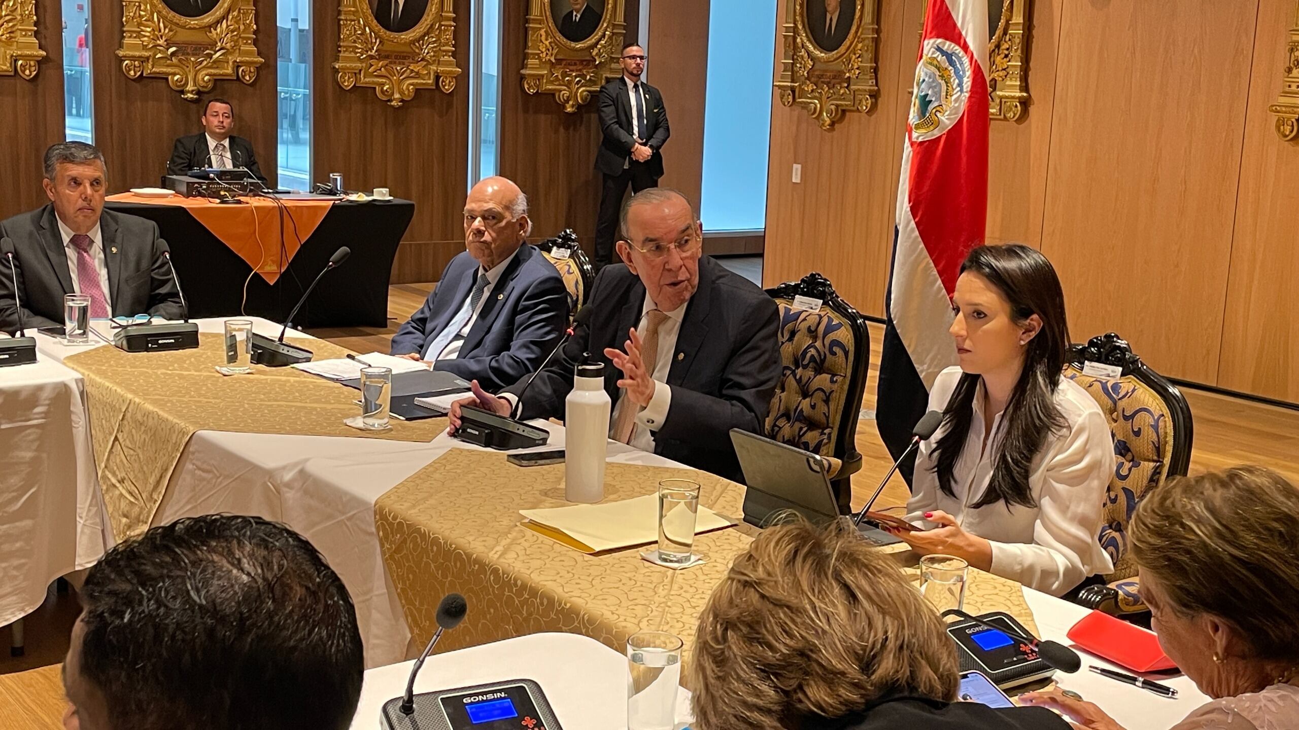 Rodrigo Arias (centro), presidente del Congreso; Orlando Aguirre, presidente de la Corte; y Natalia Díaz, ministra de la Presidencia, encabezaron la reunión de los supremos poderes con las jefaturas de fracción en la que se acordaron avanzar con proyectos de ley. Foto: Asamblea Legislativa