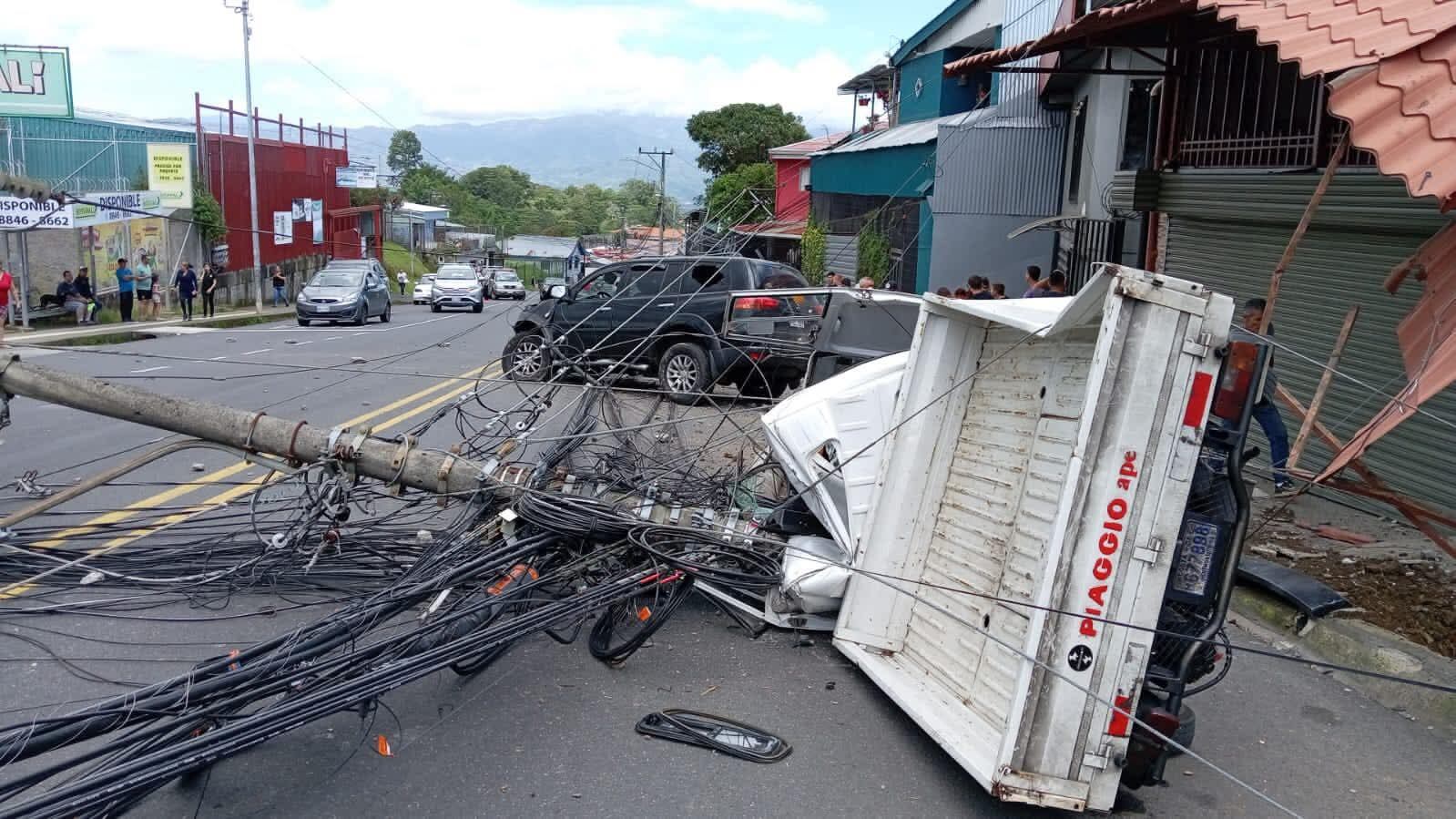 Un conductor resultó herido al chocar contra un poste. Foto: Cortesía