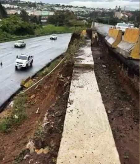 El propio alcalde de Cartago, Mario Redondo, en su perfil personal de Facebook denunció un desbordamiento grabado en video por un ciudadano muy cerca del paso elevado Taras-La Lima, obra que recientemente fue habilitada.