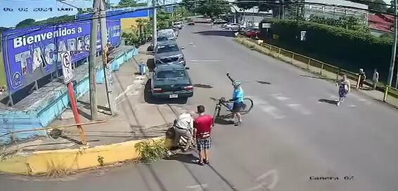 Ciclista atropelló a adulta mayor en Grecia