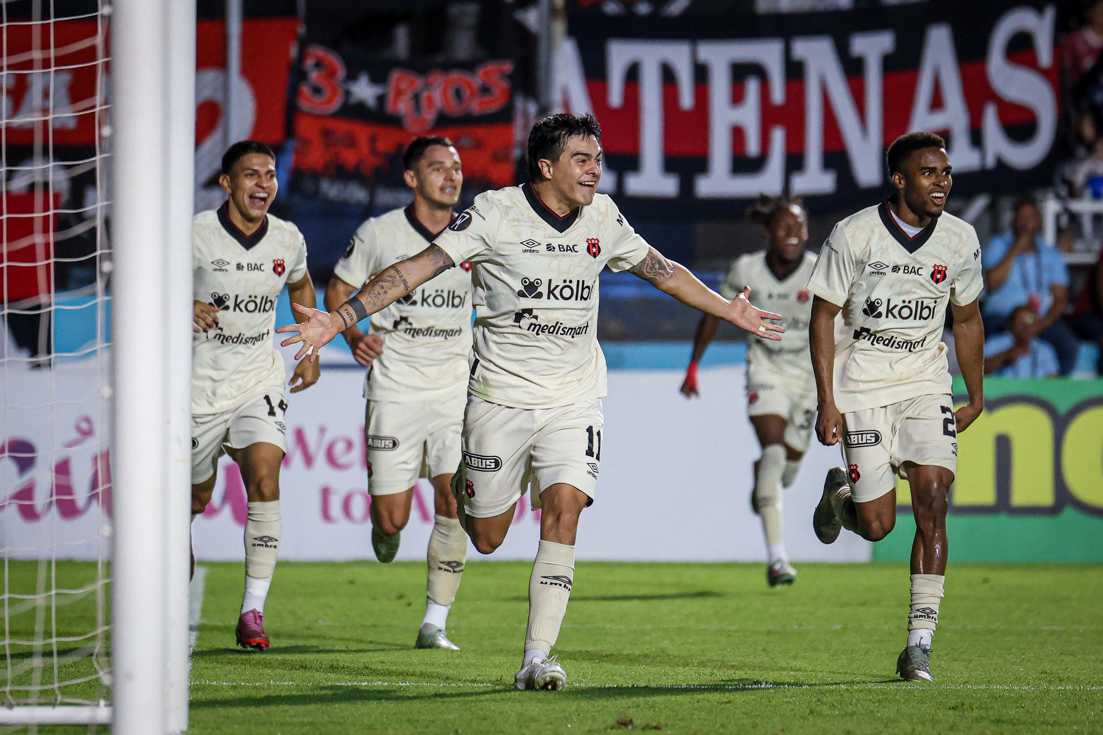 Diego Campos encabeza el festejo tras el gol decisivo que le dio la clasificación a Liga Deportiva Alajuelense ante Motagua este martes 30 de setiembre.