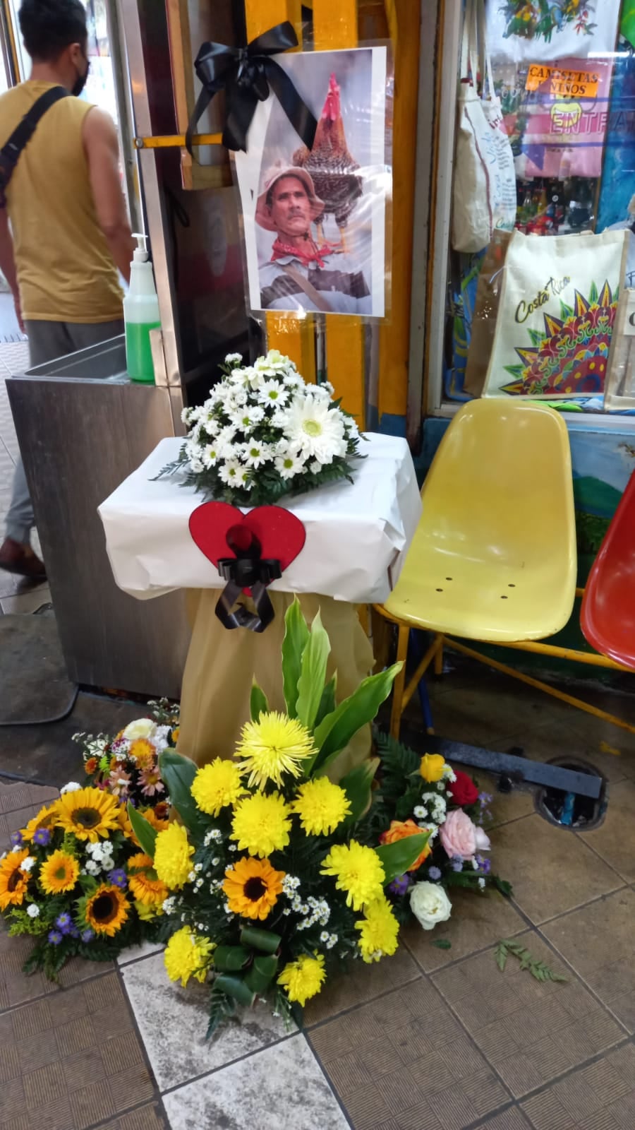 Martín Aguilar Herrera, falleció el 22 de febrero del 2022, era conocido como el domador de gallos de San José y alegraba el Mercado Central por eso los trameros no lo olvidan y lo extrañan demasiado