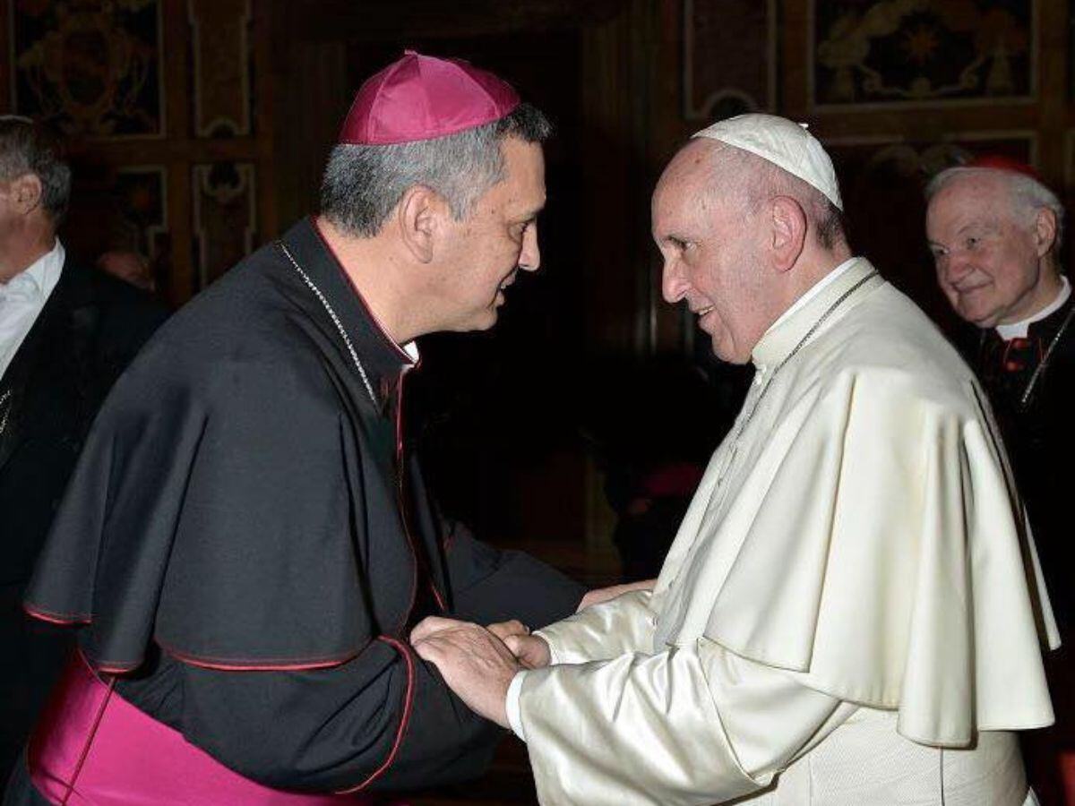 Esta fue la primera vez que el Monseñor Salazar conoció al papa Francisco. Se vieron en el Vaticano.
