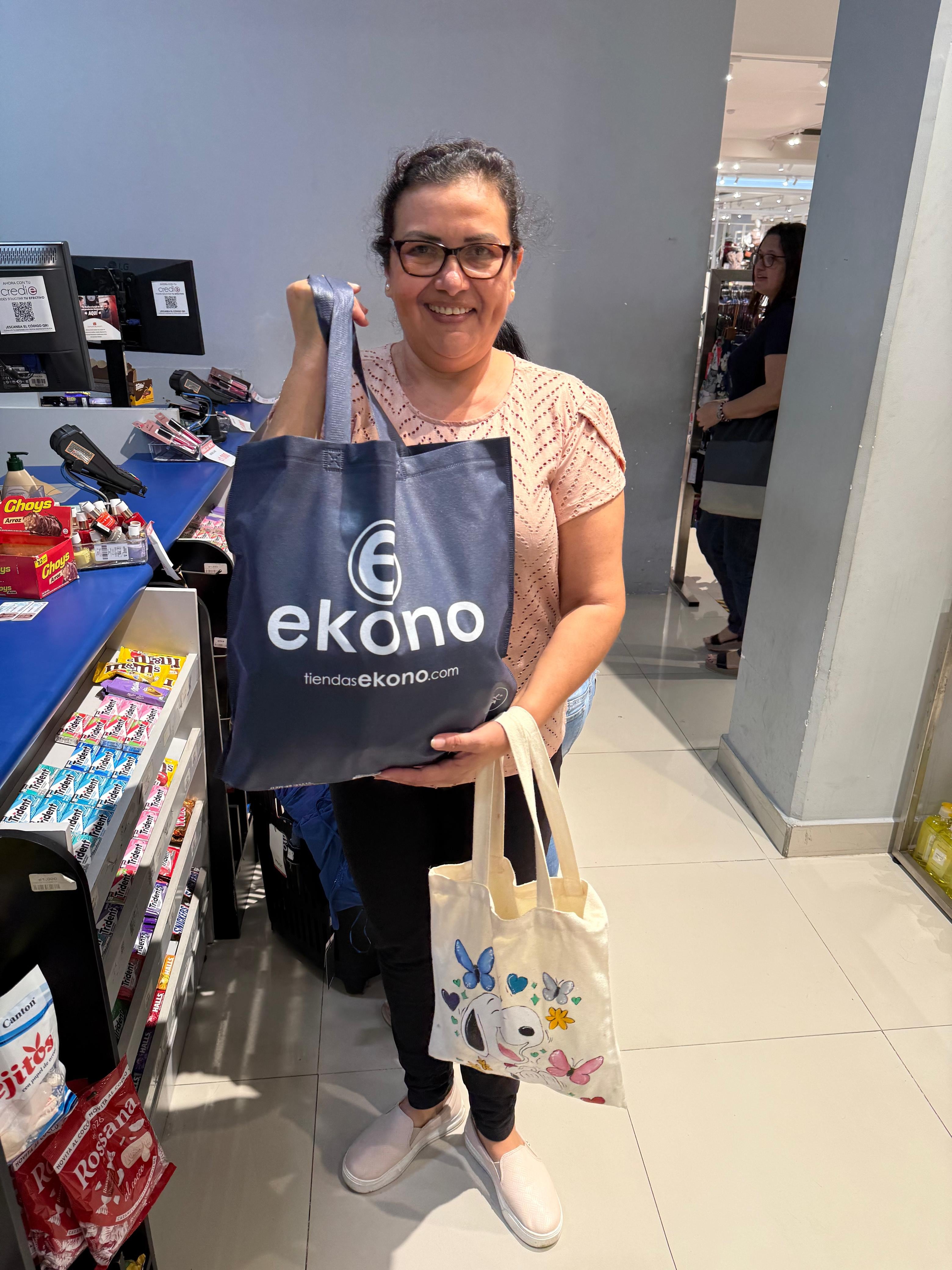 Adela Sándigo Brenes es una verdadera triunfadora de la vida. Es una mamá llena de fe y positivismo que se levanta todas las mañanas llenas de amor para sus hijas y para la vida. Siempre alegre y sonriente ya sabe que nada la derrota