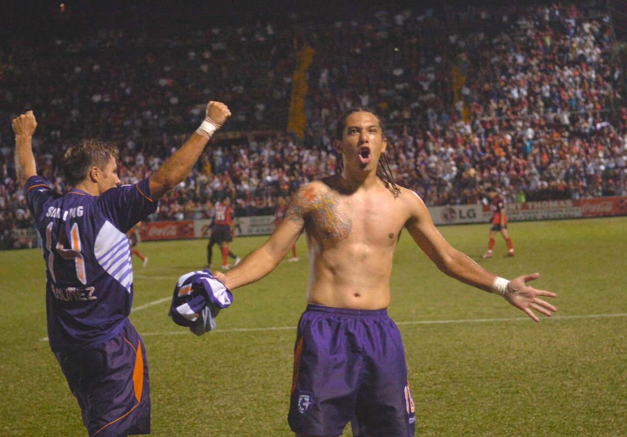 Las comparaciones entre Alonso Solís y Jefferson Brenes, quienes han portado la camisa 10 en Saprissa no se han hecho esperar. Archivo.