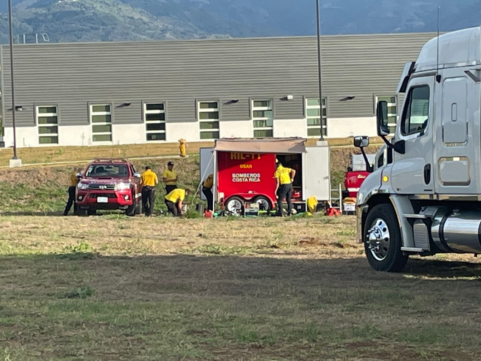 A partir de las 5 de la mañana de este 13 de abril, Miércoles Santo, cuando Bomberos de Costa Rica confirmó que la zona estaba segura, se comenzaron los trabajo para quitar el avión de DHL que se partió en el aeropuerto Juan Santamaría