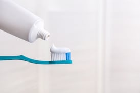 ¿Ve un cuadrito de color en su pasta de dientes? Este es su verdadero significado