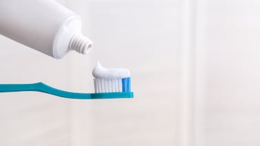 ¿Ve un cuadrito de color en su pasta de dientes? Este es su verdadero significado