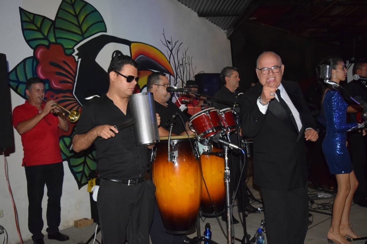 El sancarleño Danny Ríos Blanco, nació no vidente, creció entre ensayos de su papá, aprendió a tocar el güiro, la batería y la percusión, y encontró en el bajo su gran pasión. Hoy demuestra que el talento no entiende de límites.