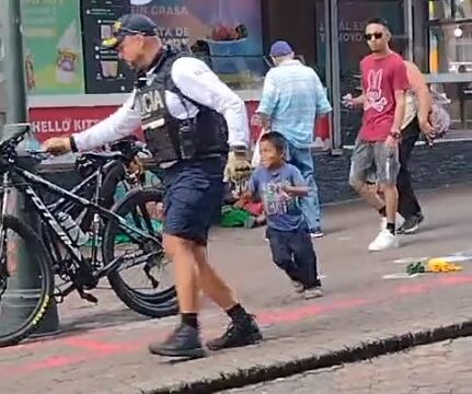 Juan Carlos Delgado Solano y Diego Gutiérrez Serrano es una de las parejas de policletos de la Policía Turística de San José que andan por todo el centro josefino ayudando a turistas y a cuanta persona lo necesite