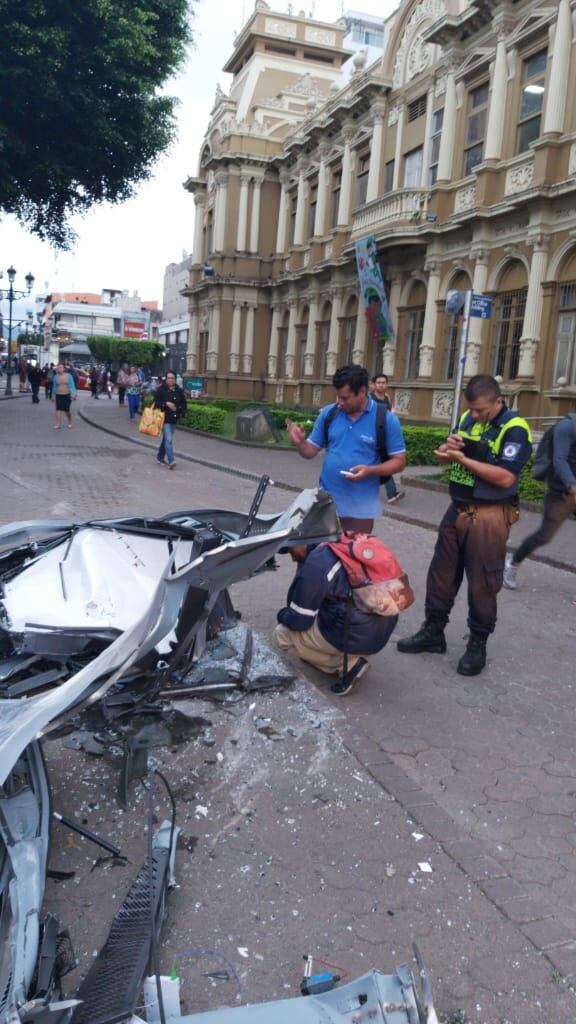 Vuelco de carro al frente del edificio de Correos de Costa Rica en San José. Foto Policía Municipal de San José.
