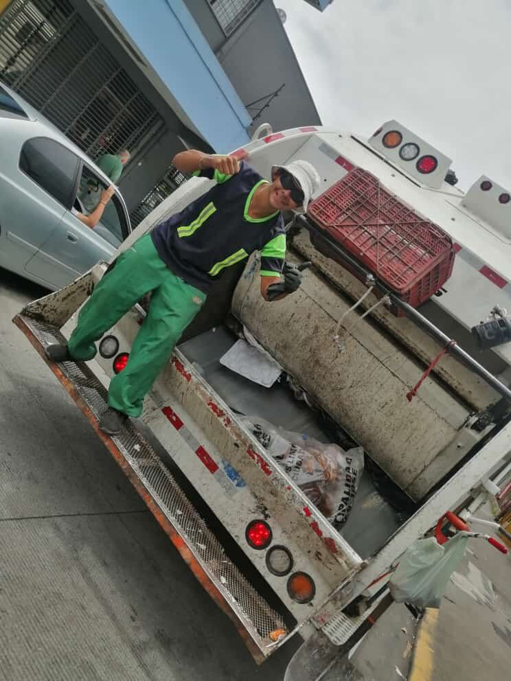 Johan Rugama, trabaja recolectando residuos para la municipalidad de San José y se hizo viral porque bailó swing criollo mientras trabajaba, demostrando corazón alegre.