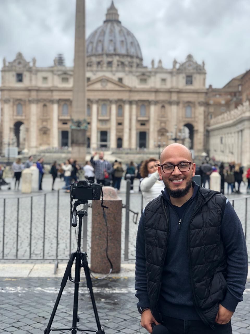 Mauricio Sandino Chavarría jamás imaginó que una cobertura periodística lo llevaría tan cerca del corazón del Vaticano, ni mucho menos que viviría uno de los momentos más impactantes de su vida: hablar cara a cara con el papa Francisco y escuchar de su boca una frase que lo estremeció y lo llenó de orgullo: “¡El mejor café del mundo!”.