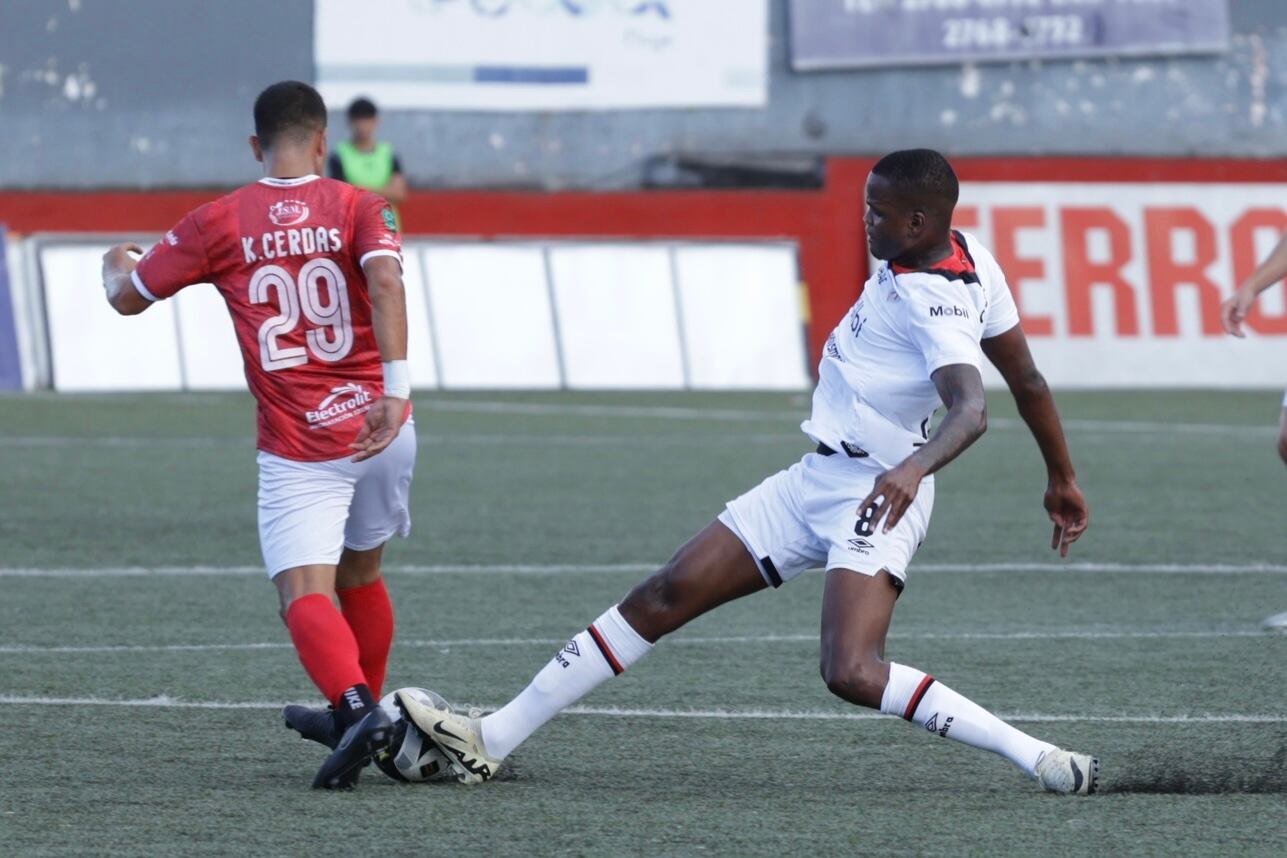 23/02/2025, Limón, Guapiles, Estadio Ebal Rodriguez, partido de la jornada 10 del torneo de clausura 2025, entre AD Santos y Liga Deportiva Alajuelense.
