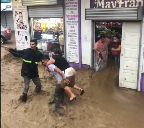 Inundación afectó tienda ubicada en el centro de Turrialba. Foto Mario León.