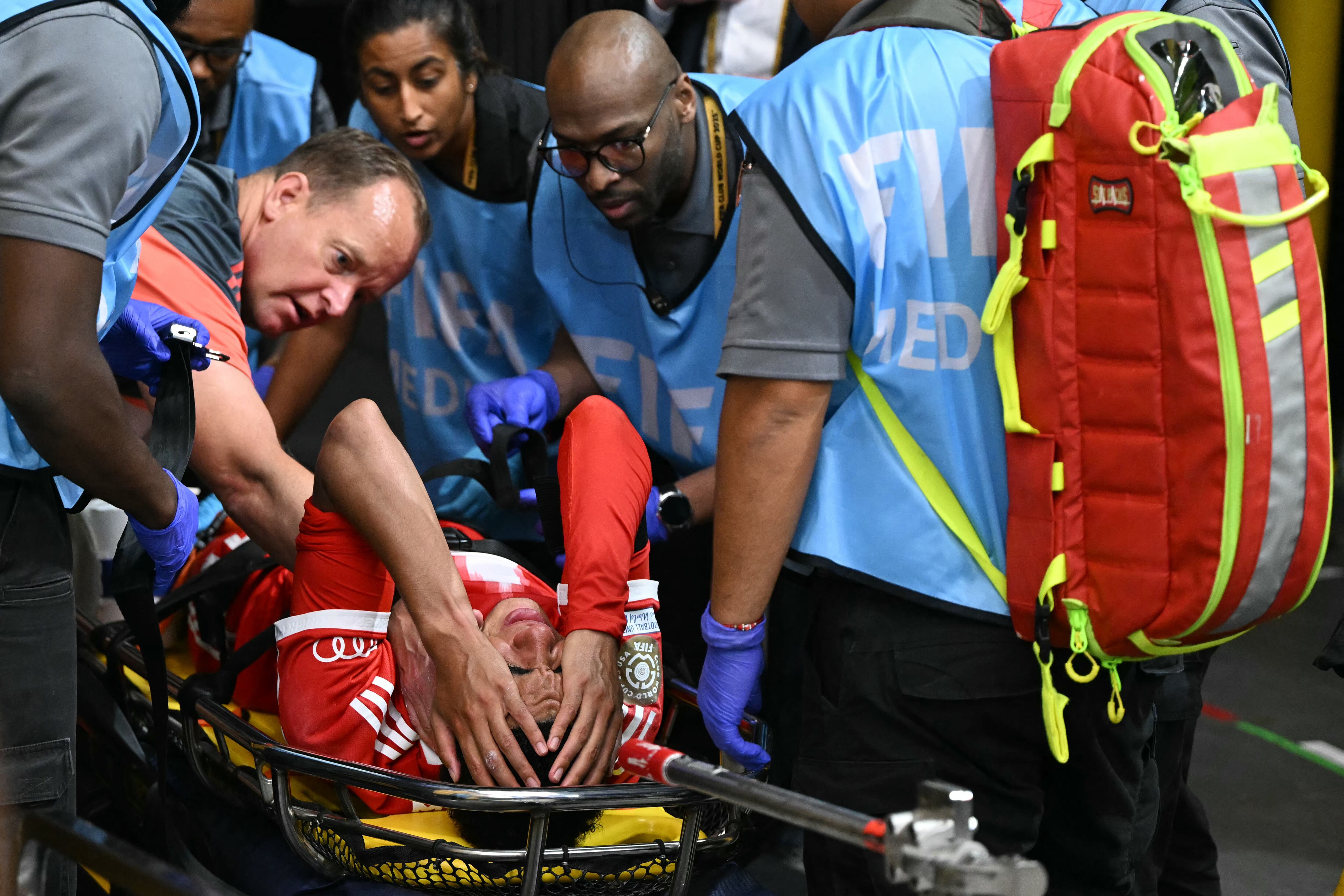El centrocampista alemán del Bayern Múnich, Jamal Musiala, abandona el terreno de juego en camilla durante el partido de cuartos de final de la Copa Mundial de Clubes de la FIFA 2025 entre el Paris Saint-Germain de Francia y el Bayern Múnich de Alemania.