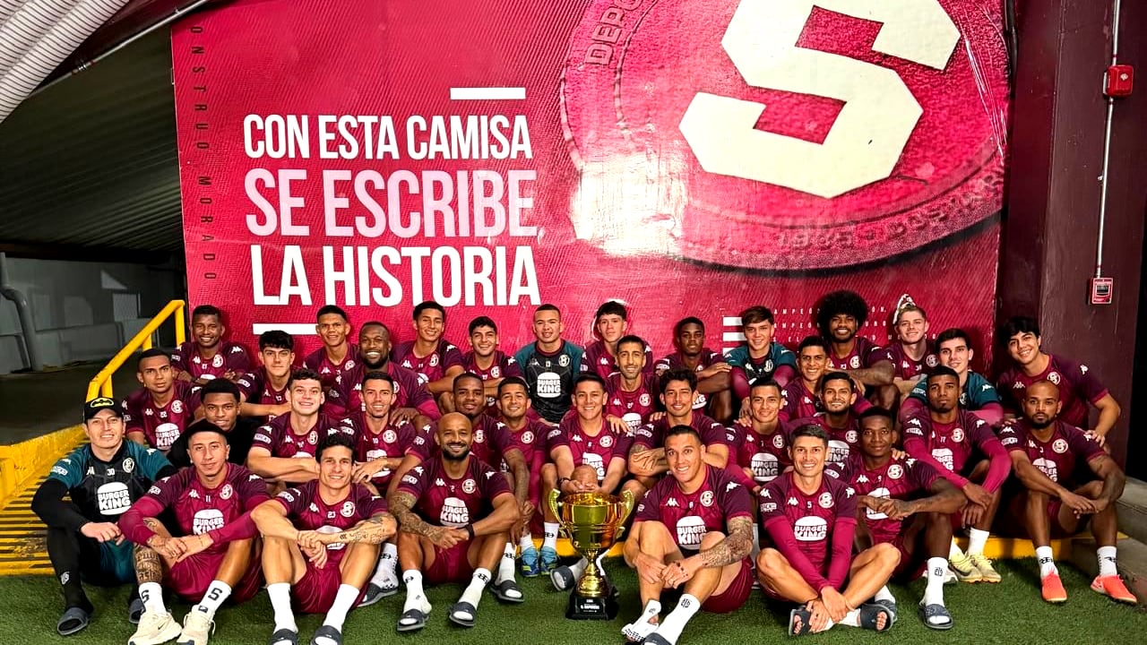 El equipo de Saprissa posa con el trofeo del Torneo de Copa