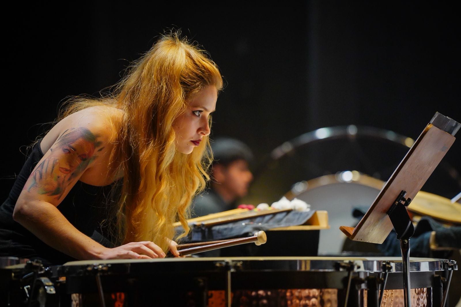 Ana Solano Villalobos, tiene 28 años, y hoy está a las puertas de uno de los logros más grandes que un percusionista puede soñar: representar a Costa Rica en el World Percussion Group 2026, el evento de percusión más prestigioso del planeta, es un mundial de percusión y ella sí clasificó.