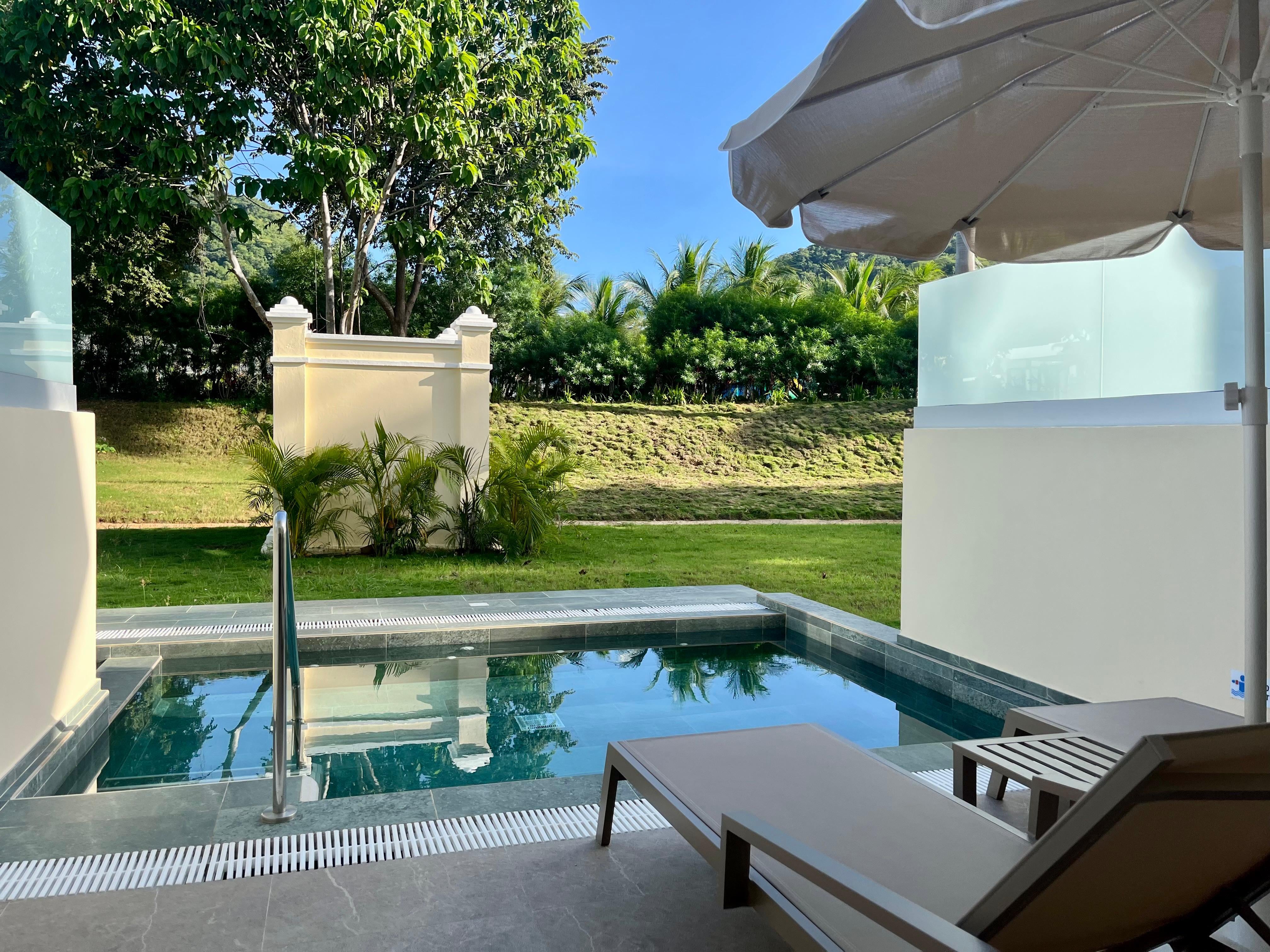 स्वतःचे पूल असलेल्या खोल्या नवीन सुविधांमध्ये होत्या.