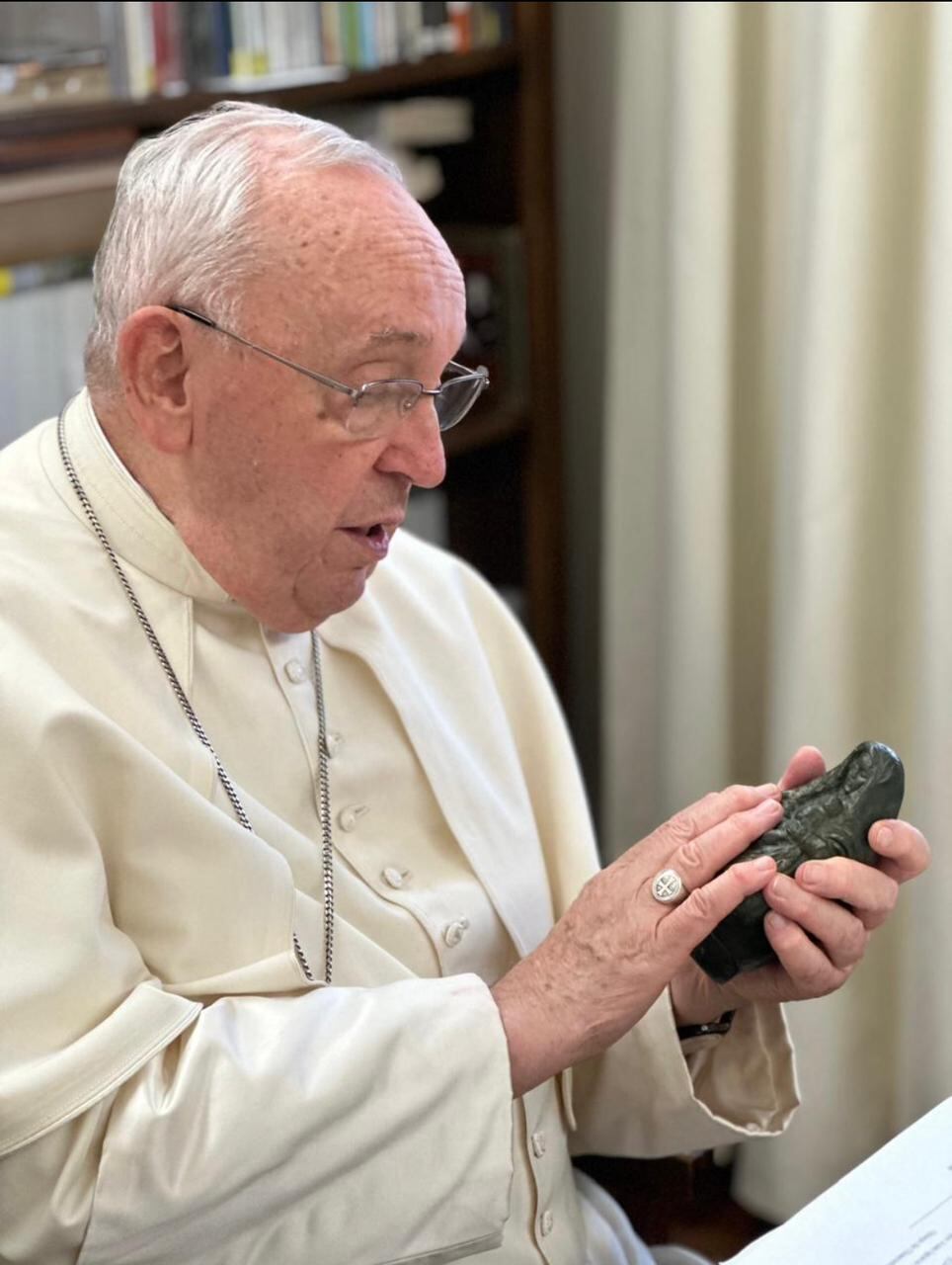 El papa Francisco bendijo a los ticos entre jícaras, café, el Negrito de Esquipulas y hasta chineó a la virgencita de los Ángeles, el pasado 26 de agosto en el Vaticano. Que nos cayera a los costarricenses la bendición papal justo para el mes de la Independencia fue obra del diácono Francisco Venegas Castro, quien ahora vive en Tilarán, pero nació y fue criado en Nandayure, Guanacaste.