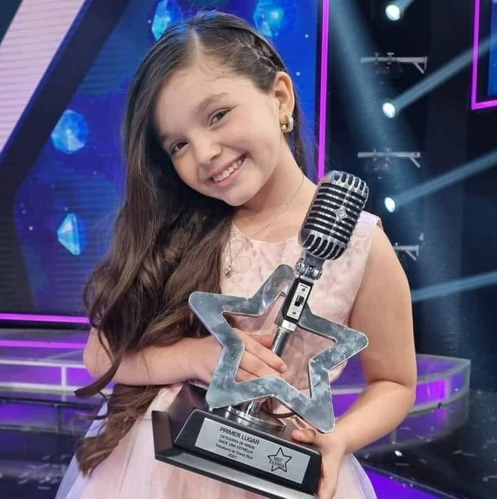 Sara Barboza Gómez, de 15 años en el 2026, la ganadora de Nace una Estrella 2021, estudiante del Colegio Superior de Señoritas, vive su primer traspaso presidencial, el de doña Laura Fernández el 8 de mayo del 2026 y asegura que la política también le apasiona.