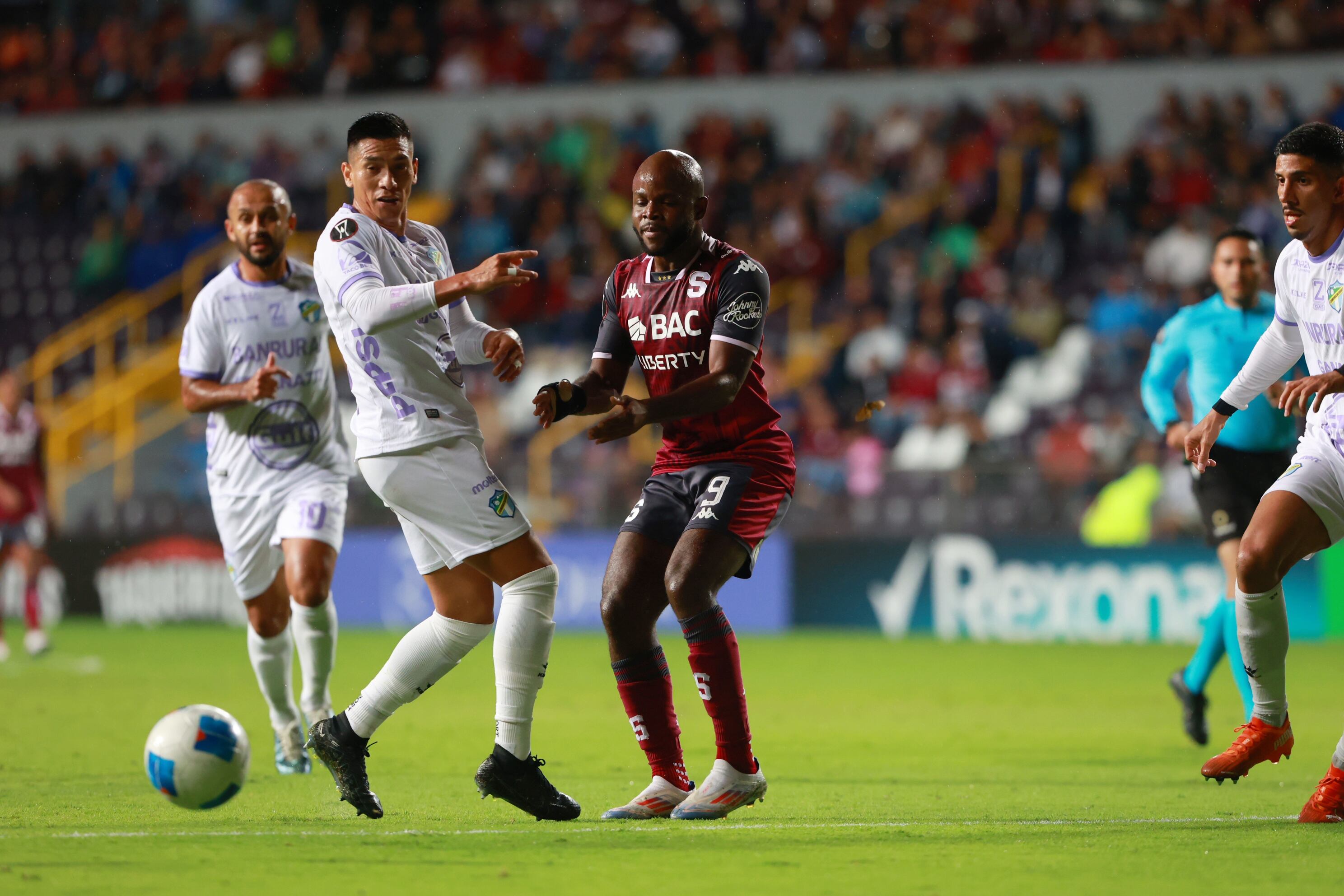 39/10/2024/ Juego entre Deportivo Saprissa vs Comunicaciones durante la Central American Cup en el estadio Ricardo Saprissa / foto John Durán