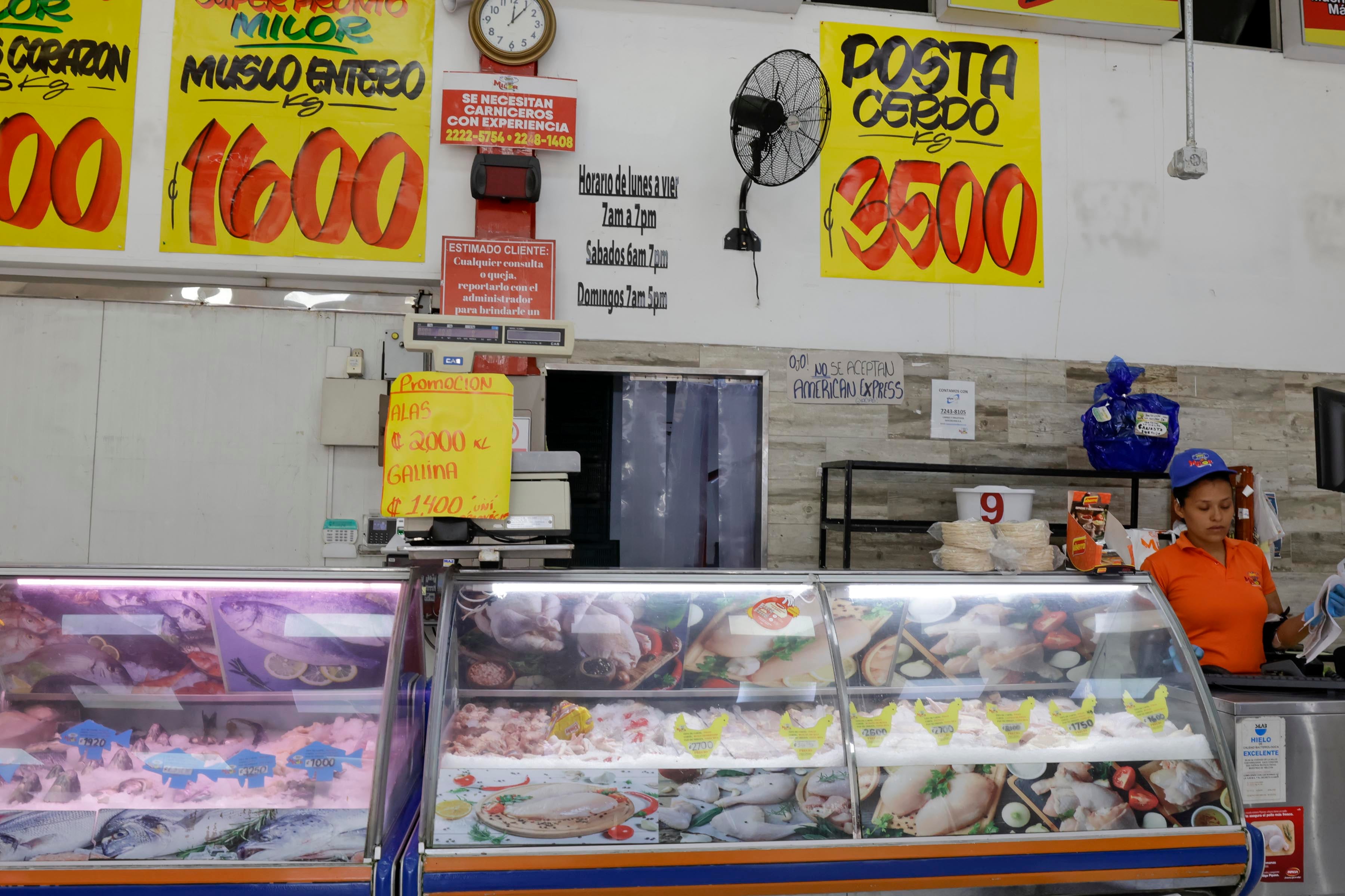 09/11/2023. Guadalupe. Hora:12:00 m.d. En la Carnicería Milor, ubicada en el centro de Guadalupe, aseguran que los precios del pollo han rebajado para beneficio de sus clientes. Fotos: Mayela López