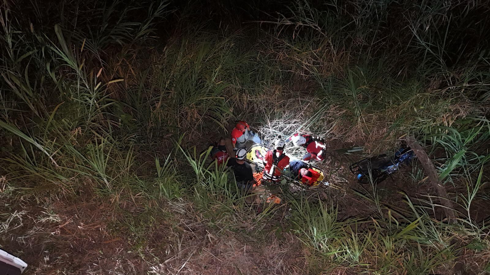 Los rescatistas tuvieron que usar equipo vertical para rescatar al hombre y al niño.