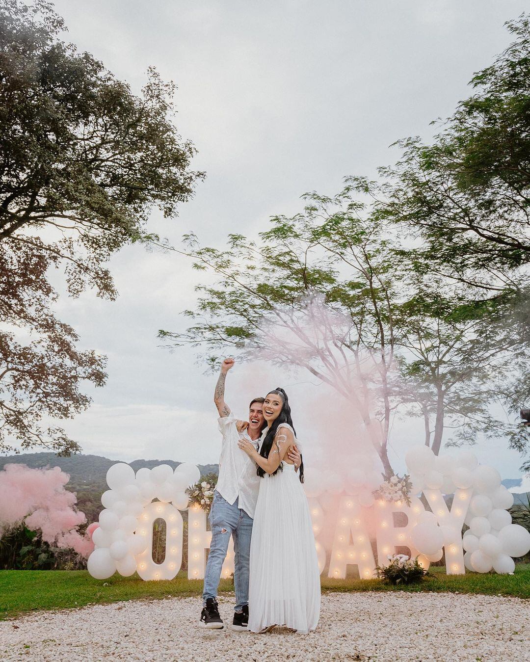 La modelo Brenda Muñoz y su novio Danny Gómez, piloto de carreras, en la revelación de sexo de su bebé.