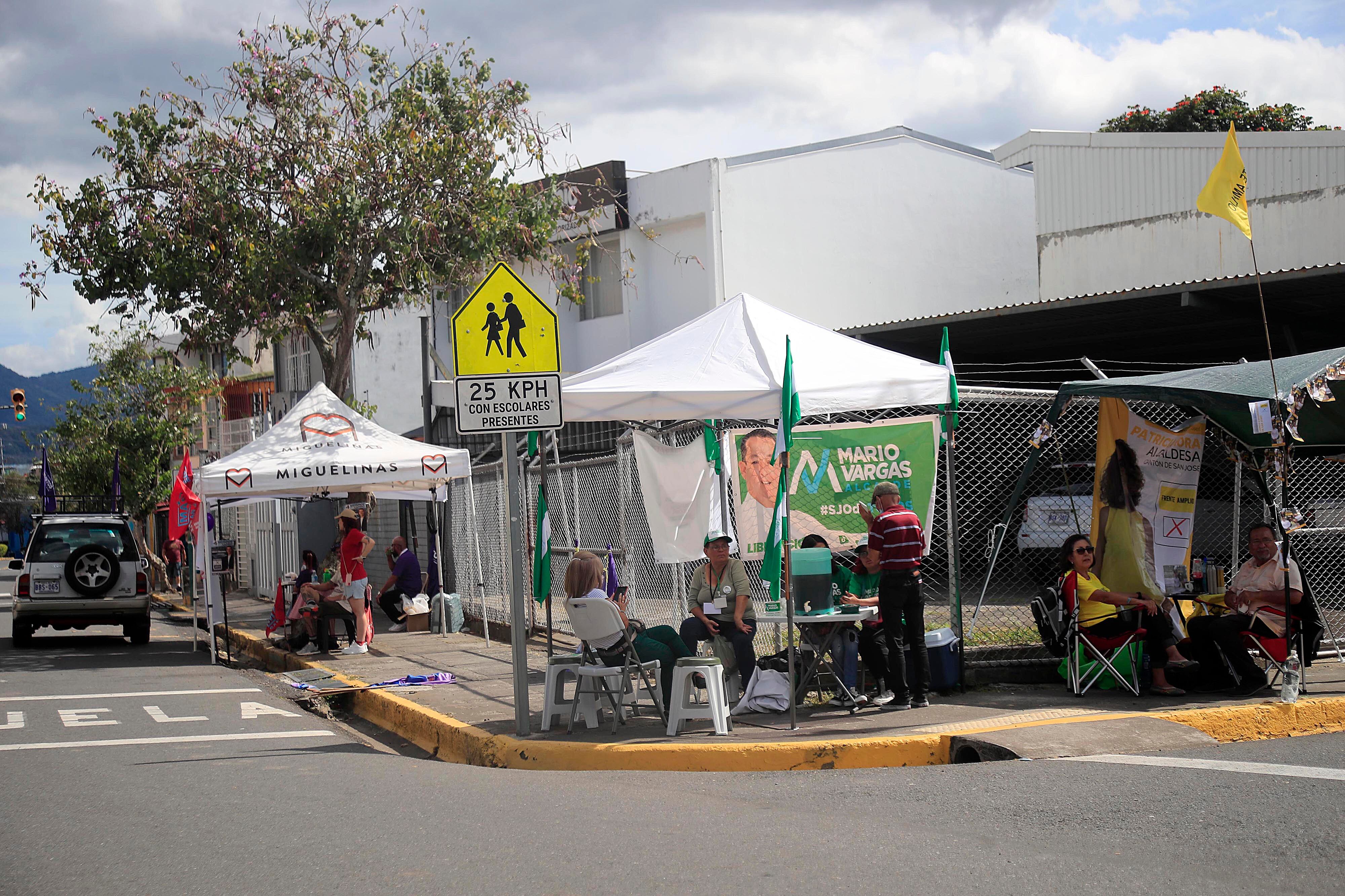04/02/2024     Escuela República de Chile, San José. Este domingo, se celebran las elecciones municipales para elegir 6.212 puestos en 84 cantones. Alcaldes, vicealcaldes, regidores y síndicos, entre otros, llegarán al poder en los comicios municipales.