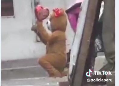 La osita fue el gancho para hacer creer a la mujer que un admirador le había mandado un detallazo. Captura Policía Nacional de Perú, Tiktok