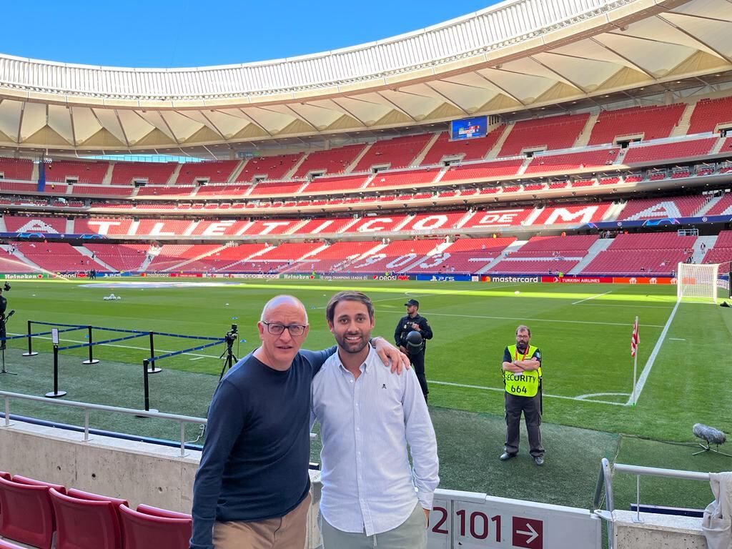 Jose Ignacio (izq.) fue el que le heredó la pasión del fútbol a su hijo Luis, así se muestra cuando fueron a la casa del Atlético de Madrid.