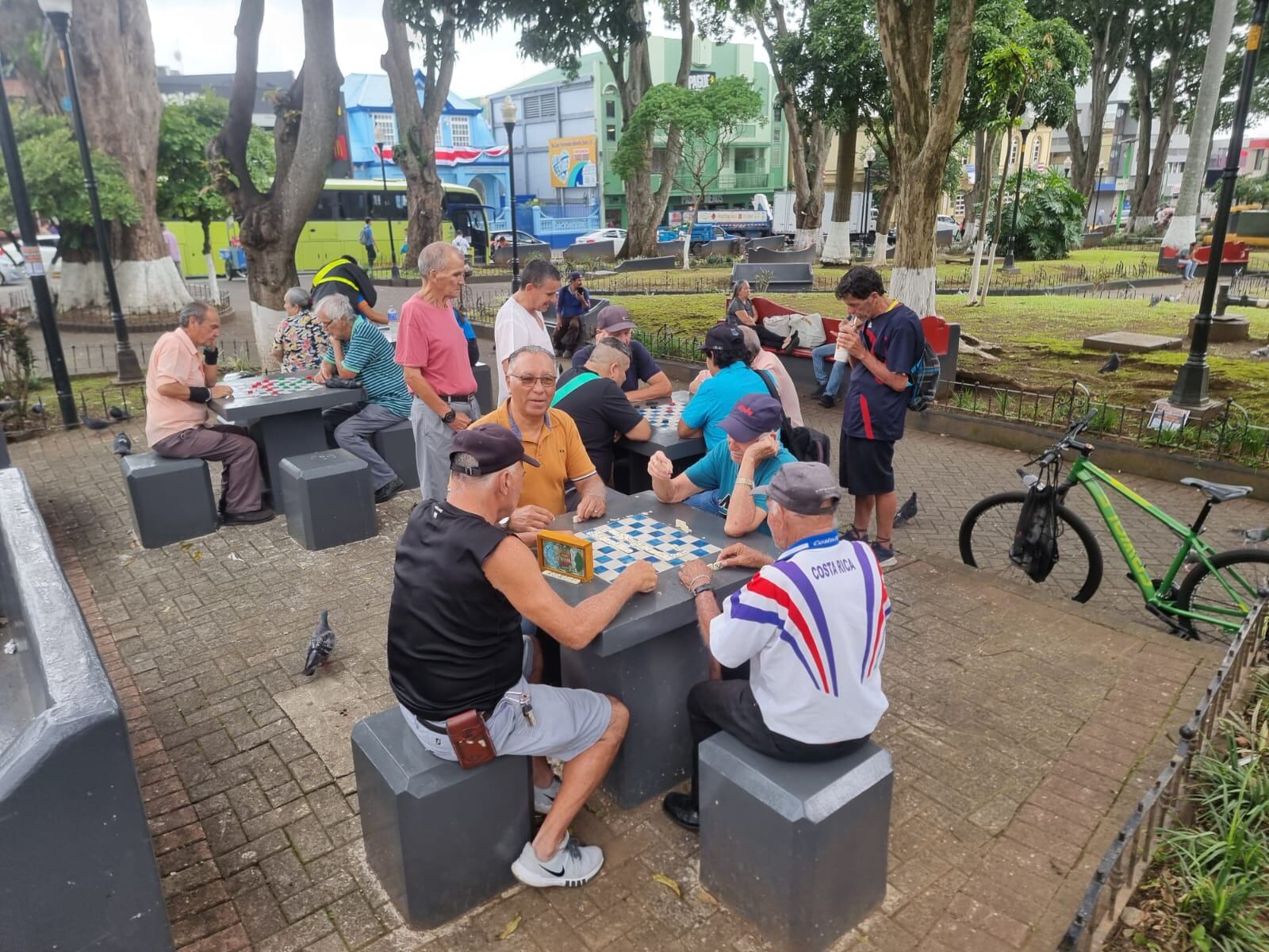 Los jugadores de tablero y dominó se encuentran todas las tardes en el parque los Mangos, en el centro de Alajuela. Foto: Irene Vizcaíno